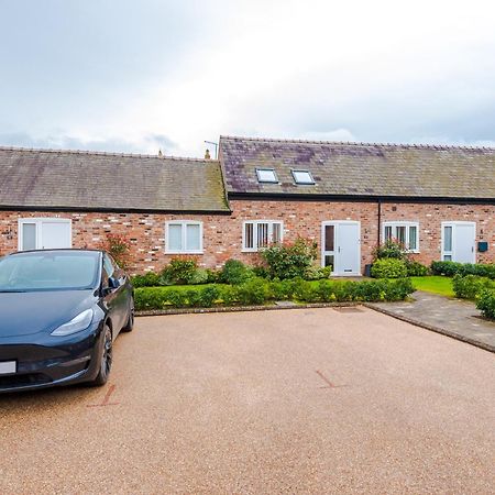 Number 21: A Breathtaking Chester Cottage With Parking Mollington  외부 사진