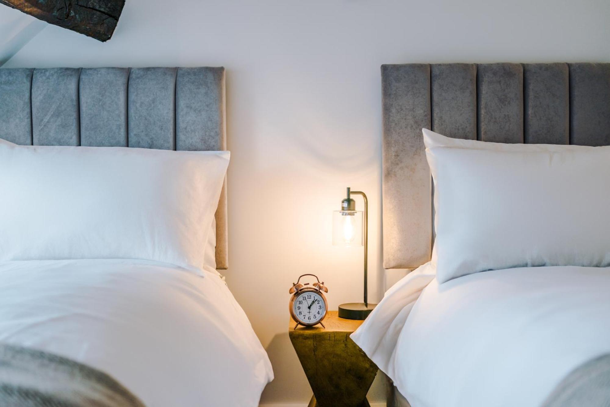 Number 21: A Breathtaking Chester Cottage With Parking Mollington  외부 사진