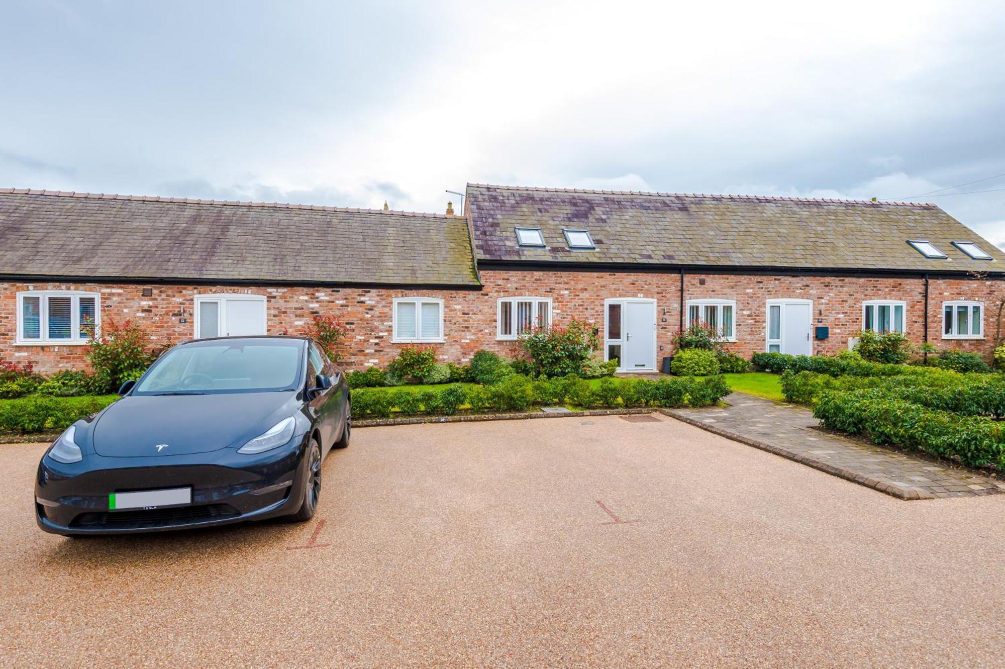 Number 21: A Breathtaking Chester Cottage With Parking Mollington  외부 사진